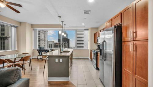 Luxury High-Rise w/ City View | Paid Parking | Gym - Foto 1