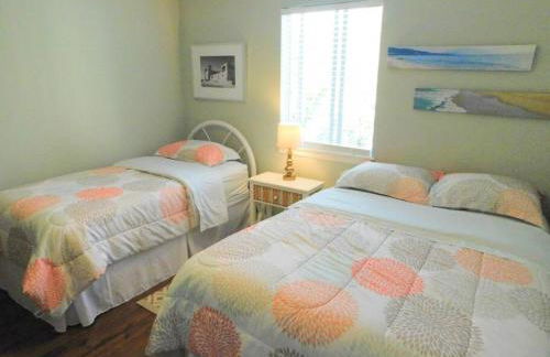 Q4 Professionally decorated upstairs beautiful soothing colors close to back pool - Foto 21