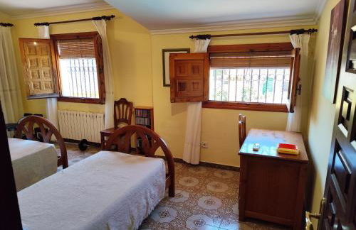 Precioso chalet con gran algarrobo y piscina privada - Foto 16