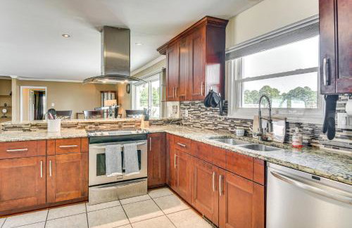 Luxe Lakefront Portsmouth Home: Fish, Swim & Play! - Foto 8