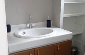 Maison avec jardinet dans un cadre verdoyant - Photo 3