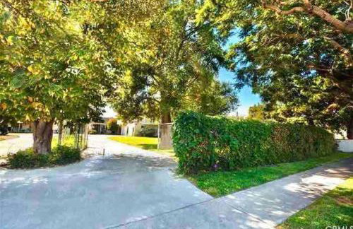 New Charming Spacious Disneyland Pool Home - Photo 41