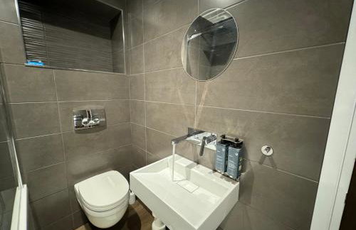 Southgate Luxury Apartments-Jaquzzi Bath-Private Parking- suitable for contractors - Foto 79