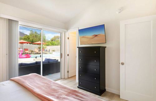 Experience Modern Luxury at Desert Hideaway - Foto 49