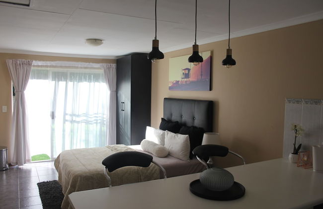 Chic & Serene 1-Bed Haven in Roodepoort - Photo 12