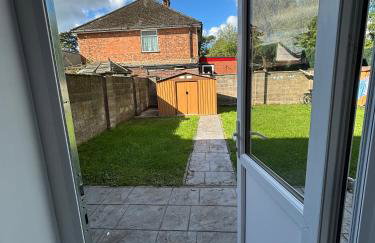 Cosy Modern Flat with garden - Photo 7