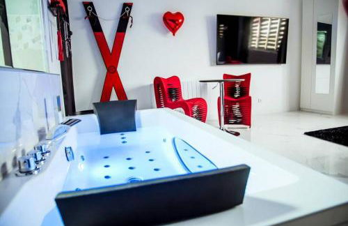 SECRET SUITE "Mr Grey" - Jacuzzi privatif - Gare RER C - Proche Paris - Foto 20