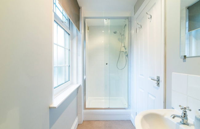 Modern Living 2 Bedroom Apartment South Wilmslow - Photo 16