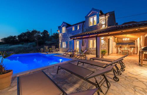 Stone Villa Cara d Oro - Heated Infinity Pool & Views - Photo 1