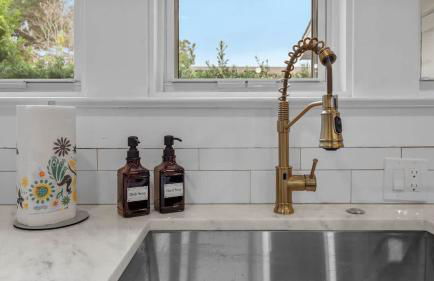 Mid-Century Modern Retreat by Coffee, Food + Shops - Foto 37