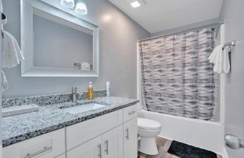 Shades of Gray 4BR Home w Mini Fridges - Foto 27