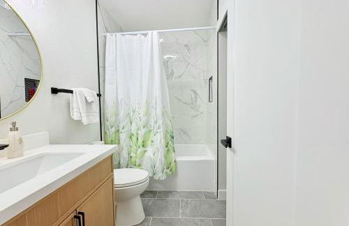 Sudden Valley Luxury Stay-Steps to Lake Louise - Foto 12