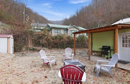 Cozy Matewan Trail Stay home - Photo 30