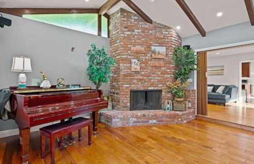 Luxury Estate with Sparkling Pool & Elegant Amenities - Foto 34