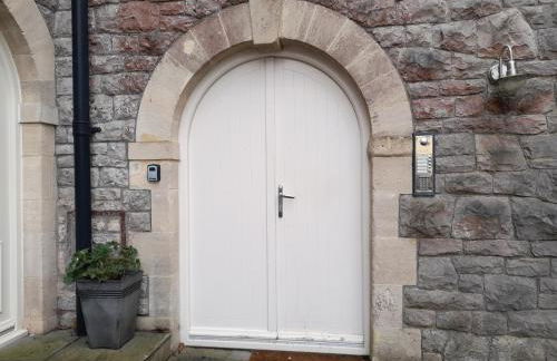 Old Brewery home with pool and gym access - Foto 31