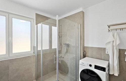 Harmonie Homes - Built in 2025 - High-Quality Beds & Linen - Full Kitchen - Fiber WiFi - 4K Smart TV - 2 Balconies - Elevator - Free Private Parking - Near Augsburg - 20 Min via Autobahn to Munich-West - Foto 38