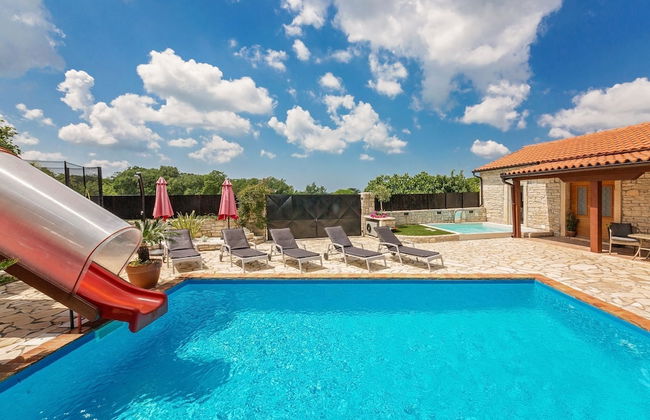 Perfect for Children, Garden With Pool, Playground and Walk in Whirlpool - Foto 28