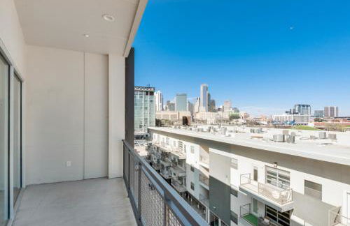 Snappy loft style 2BR I Gym I Parking I Workspace - Photo 19