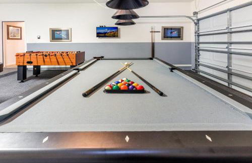 Spacious 6-Bedroom Getaway with Game Room, Private Spa & Sunny Pool Deck in Premier Resort Setting - Foto 69