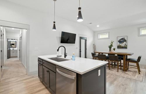 Brand New Cool Comfy Lawrence Retreat Duplex - Photo 19