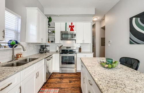 Walk to Parks and Dining Pet-Friendly Home with Yard! - Foto 10