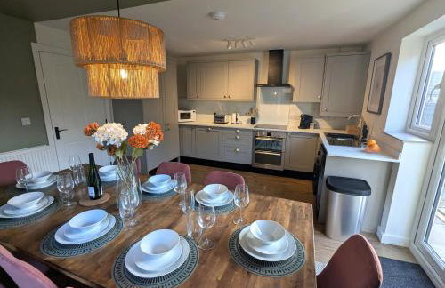 CHERRYTREES 5 Bed House, Sleeps 10, 3 Bathrooms, Parking, Ideal for Groups and Work Stays - Foto 13