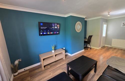 2ndHomeStays- Willenhall-A Serene 3 Bed House with a Garden View-Suitable for Contractors and Families-Sleeps 9 - 7 mins to J10 M6 and 21 mins to Birmingham - Foto 44