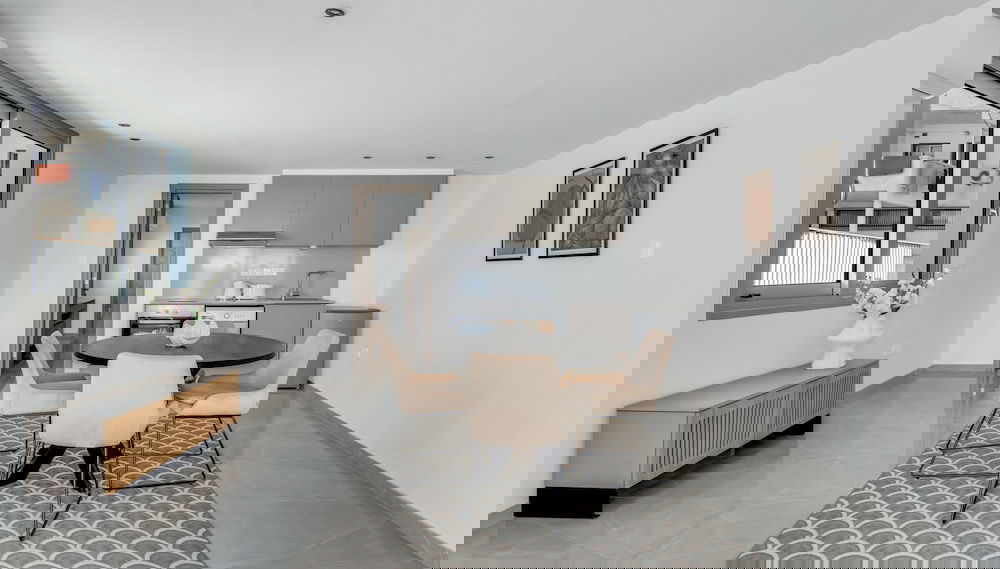 Sanders Crystal - Cool 2-bdr Apt w Terrace - Foto 1, Imagen principal