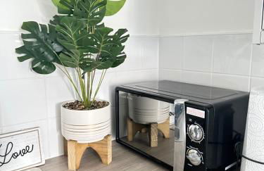 Cozy Family House 10 min from Manchester Airport - Photo 36