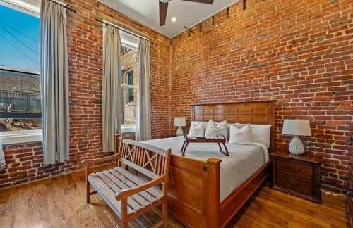 Modern 3BR Condo Walk to Downtown and UT with Parking - Foto 22