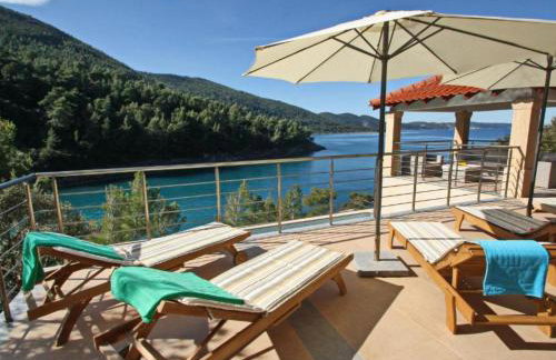 Beachfront Luxury Villa with Private Pool and Stunning Sea Views - Photo 14