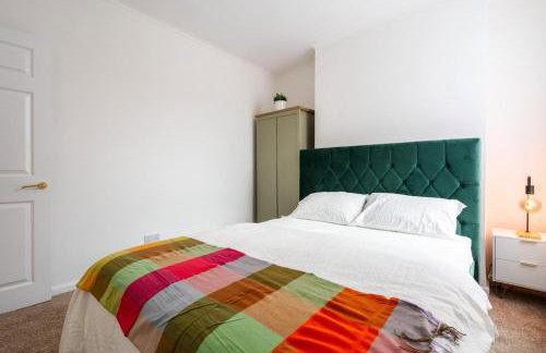 Liverpool Luxe Retreat 3 Bedroom House Next to Everton Stadium - Photo 18