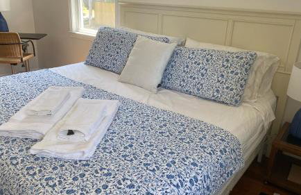 4 Bedroom Cape Getaway, 5 Min Drive to Beach, Pool Table, Grill, Backyard - Foto 9