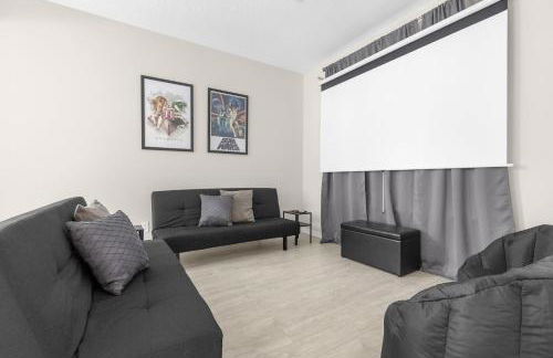 Large Spacious Home w Private Pool & Hot Tub - Photo 4