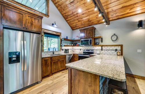 Big Cedar Vacation Rental with Deck and Hot Tub! - Foto 7