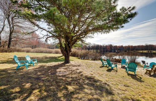 Dock and Fire Pit Lakefront Poconos Retreat! - Foto 31