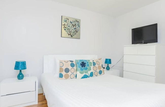 Canary Wharf Luxury Apartments - Photo 25