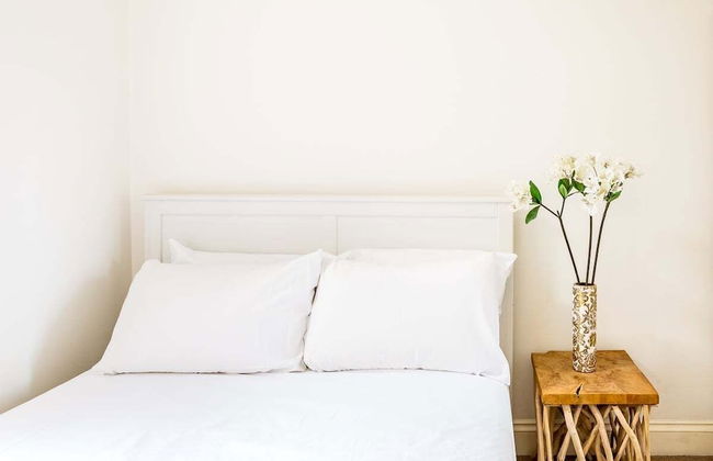 Bright and Spacious Notting Hill Nest - Photo 9