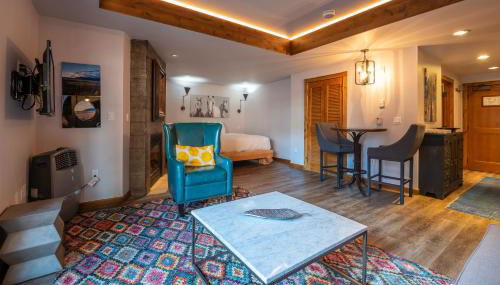 Studio Efficiency Unit with Balcony over Mountaineer Square condo - Foto 3