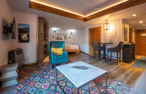 Studio Efficiency Unit with Balcony over Mountaineer Square condo - Foto 3