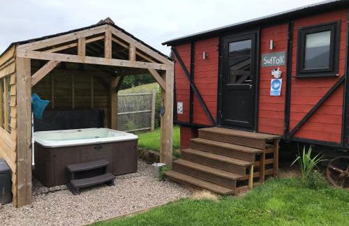 Stunning railway carriage with private hot tub - Photo 1
