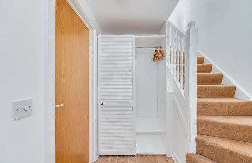 Hunsbury House - Excellent Location - Free Parking, Self-Check-In, SkyTV and Fast Wifi by Yoko Property - Foto 25