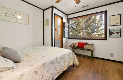 Entire Cabin, Walk to Ski Slopes, Hot Tub, Pet Friendly, Fast WiFi, 2 Parking, 2 Fireplace, Wash & Dryer, Fenced, Fire Pit, BBQ, Hike, Golf, Zoo - Foto 15