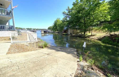 B Lakefront! Remodeled, Boat Slip, Patio Views, Pool, Boat Ramp, WIFI - Foto 47