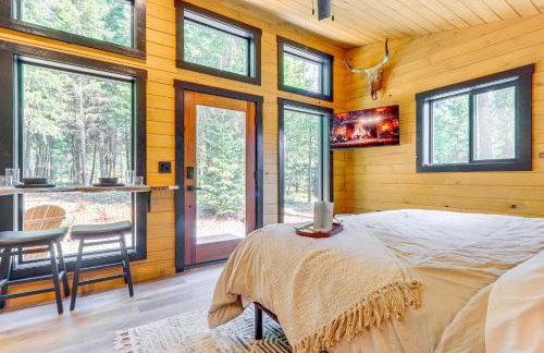 8 Mi to Farragut State Park Wooded Cabin Escape! - Photo 4