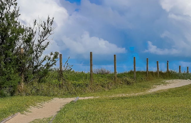 2nd Row Beach Home Ocean Views Old School Vibes - 1 min Walk to Sunny Beach - Foto 32