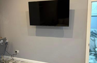 The Norwich Hideaway - Private Hot Tub - Photo 9