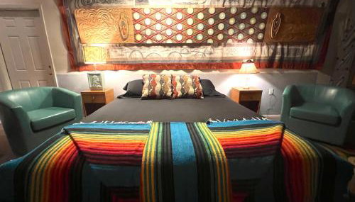 SPACE CASTLE: a 1950s Gas Station transformed into an Art Themed Wonderland - Foto 4