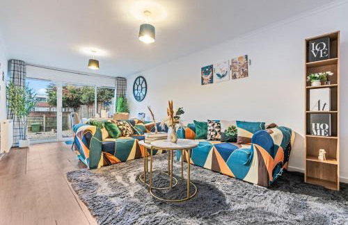 #99 Quirky and Stylish 3-Bedroom - Close to Drayton Manor Theme Park - Sleeps 6 - "Perfect for contractors and Families - Free parking" - Photo 1