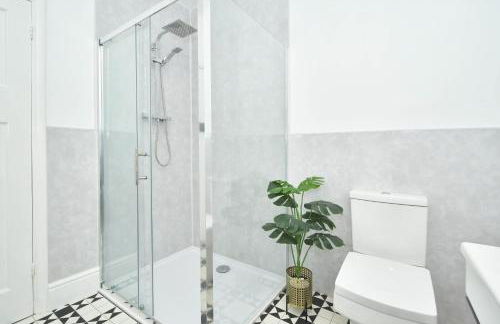 Moonlight House - sleeps 7, driveway, garden - Photo 19